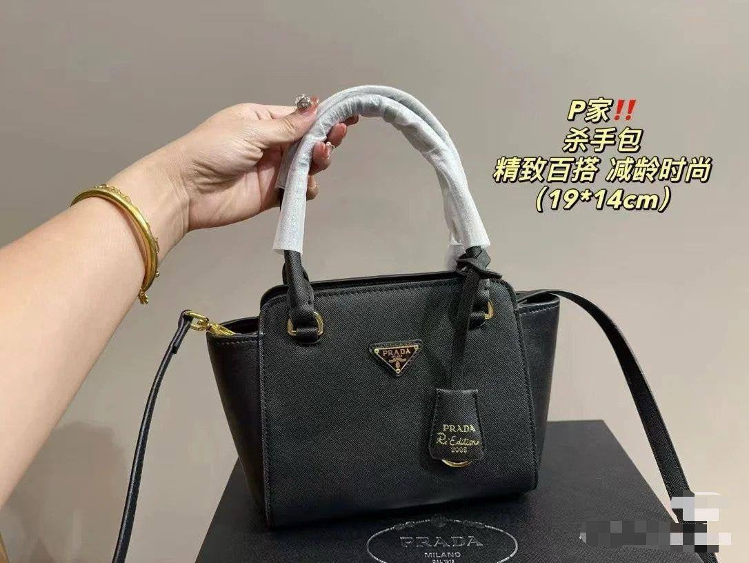 🎊 Offer 🎉 Prada 
 Good quality +🎁
Size: 25 * 15 cm
60 dhs🇦🇪
with box 🎁
Zain115
♥️♥️♥️