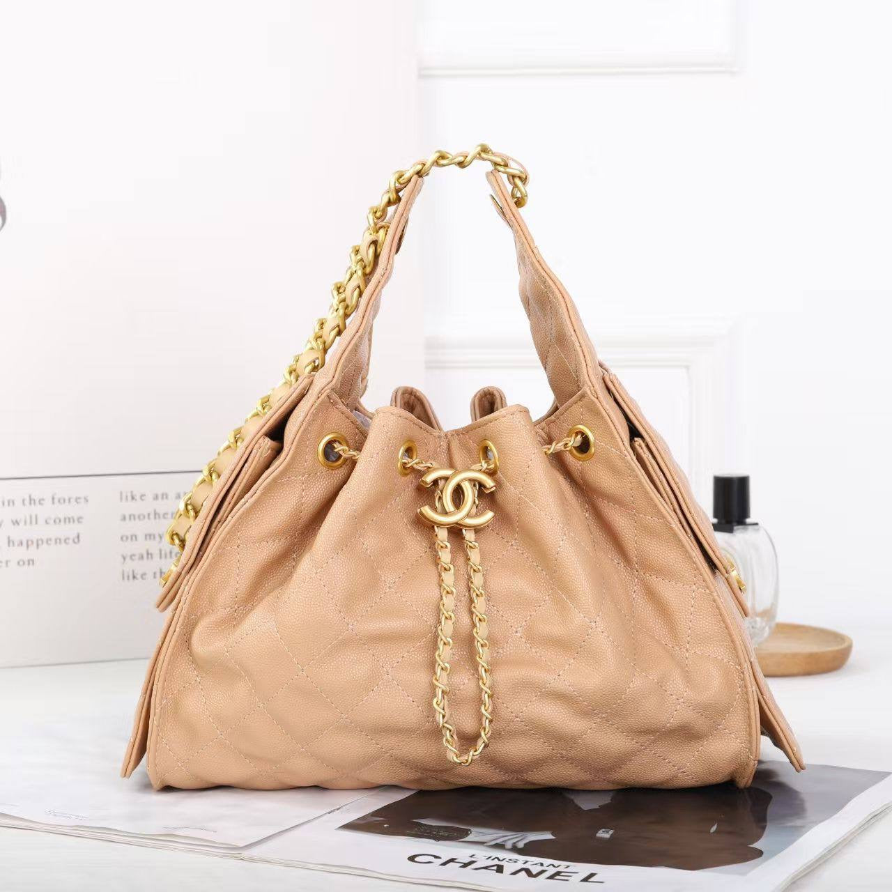 CHANEL
SIZE  ………26 CM 
110 dhs🇦🇪
Zain244
♥️♥️♥️