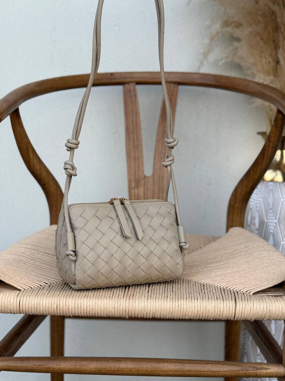 Available again✨✨✨
BOTTEGA VENETA
18cm
330 dhs🇦🇪
Top quality 
With box🎁
Zain167
♥️♥️♥️