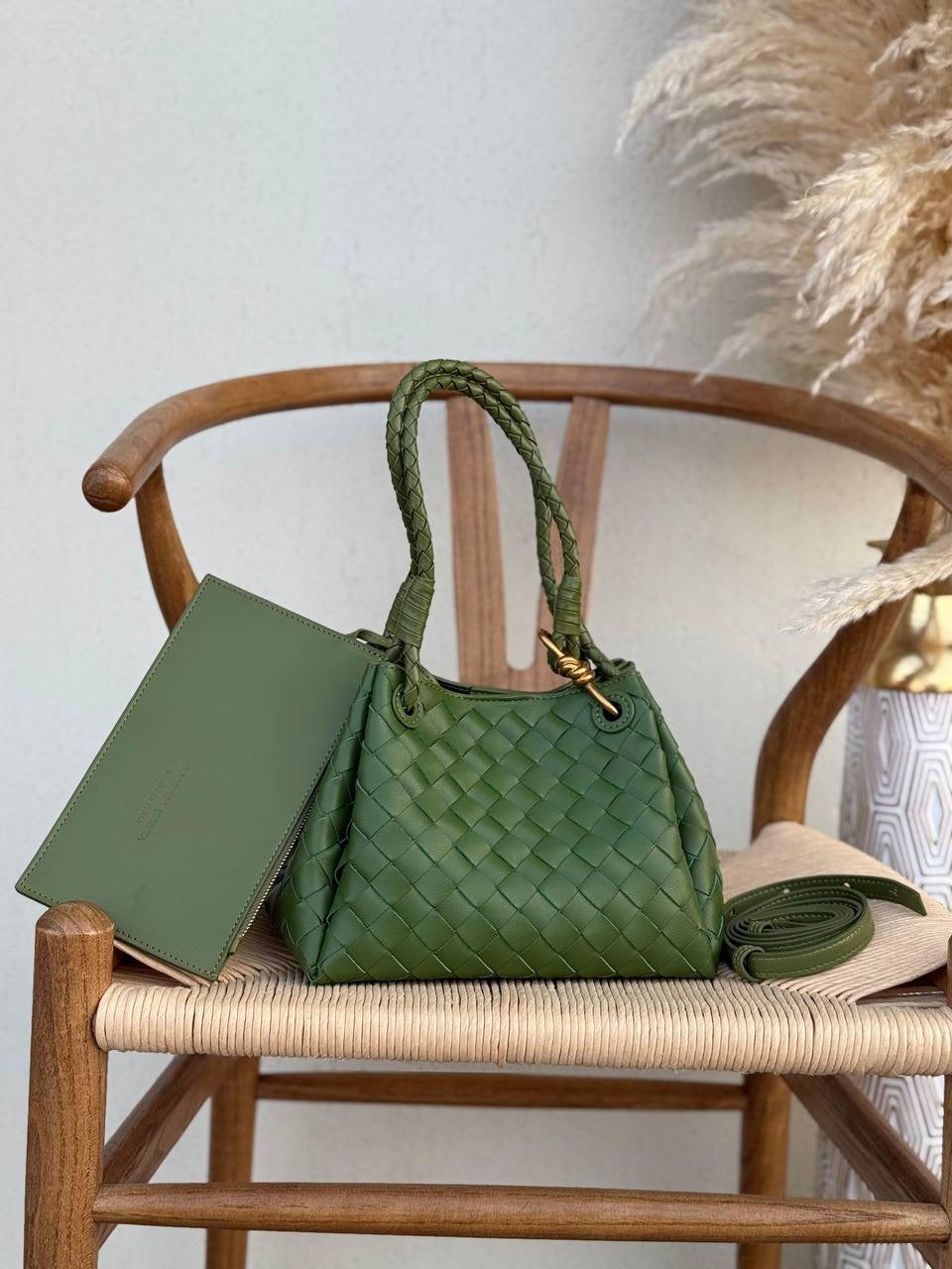 BOTTEGA VENETA
24cm
350 dhs🇦🇪
Top quality 
With box🎁
Zain167
♥️♥️♥️