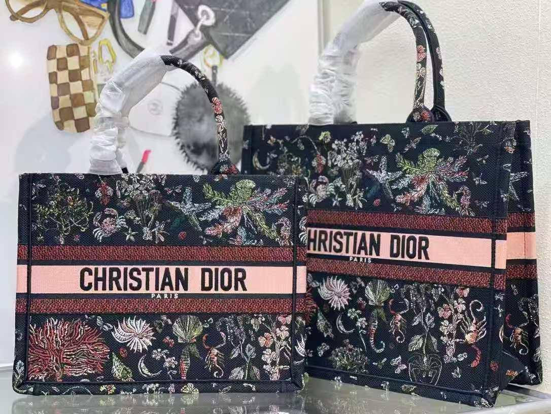 DIOR TOTE BAG 
Master 
#36cm
320 dhs🇦🇪
#42cm 
340 dhs🇦🇪
Zain228
♥️♥️♥️