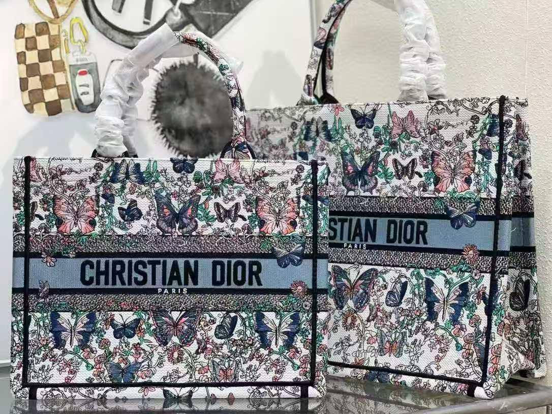 DIOR TOTE BAG 
Master 
#36cm
320 dhs🇦🇪
#42cm 
340 dhs🇦🇪
Zain228
♥️♥️♥️