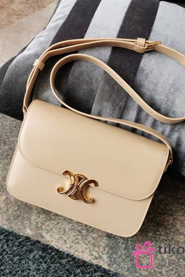 Celine 
good quality
comes with box, 🎁
size 19* 13 cm 
120 dhs🇦🇪
Zain12
♥️♥️♥️