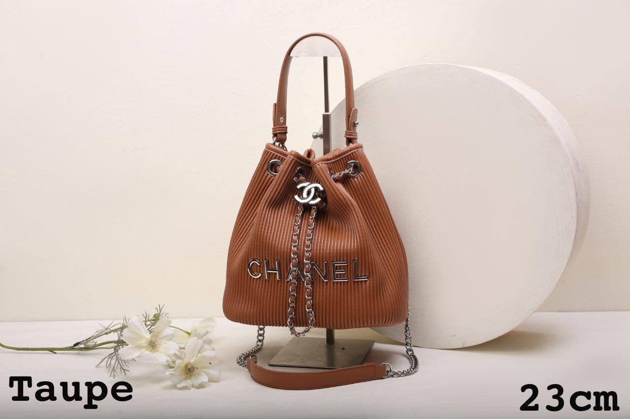 Chanel ʙᴜᴄᴋᴇᴛ ʙᴀɢ
 ʜᴀɴᴅʟᴇ/ ʟᴏɴɢᴄʜᴀɪɴ
sɪʟᴠᴇʀ ʜᴀʀᴅᴡᴀʀᴇ 
ᴡɪᴛʜᴏᴜᴛ ʙᴏx
sᴏғᴛ ʟᴇᴀᴛʜᴇʀ 
sɪᴢᴇ:23ᴄᴍ
100 dhs🇦🇪
Zain56
♥️♥️♥️