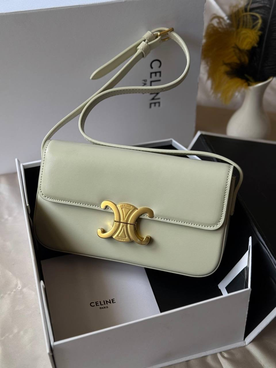 CELINE
20cm
330 dhs🇦🇪
Top quality 
With box🎁
Zain167
♥️♥️♥️