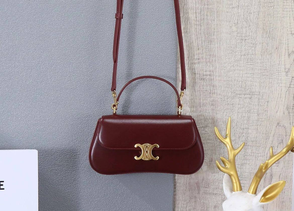 Celine
90 dhs🇦🇪
Good quality
 with box
🎁🎁🎁
Zain35
♥️♥️♥️