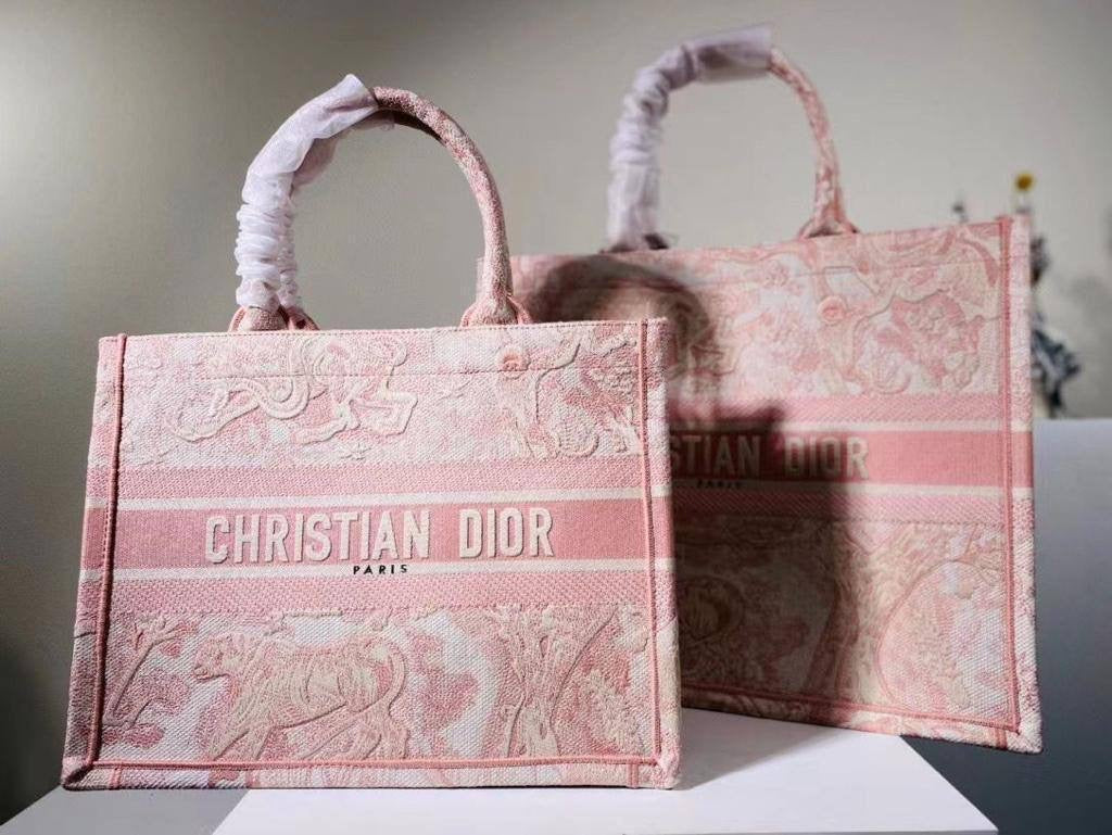 DIOR TOTE BAG 
Master 
#36cm
320 dhs🇦🇪
#42cm 
340 dhs🇦🇪
Zain228
♥️♥️♥️