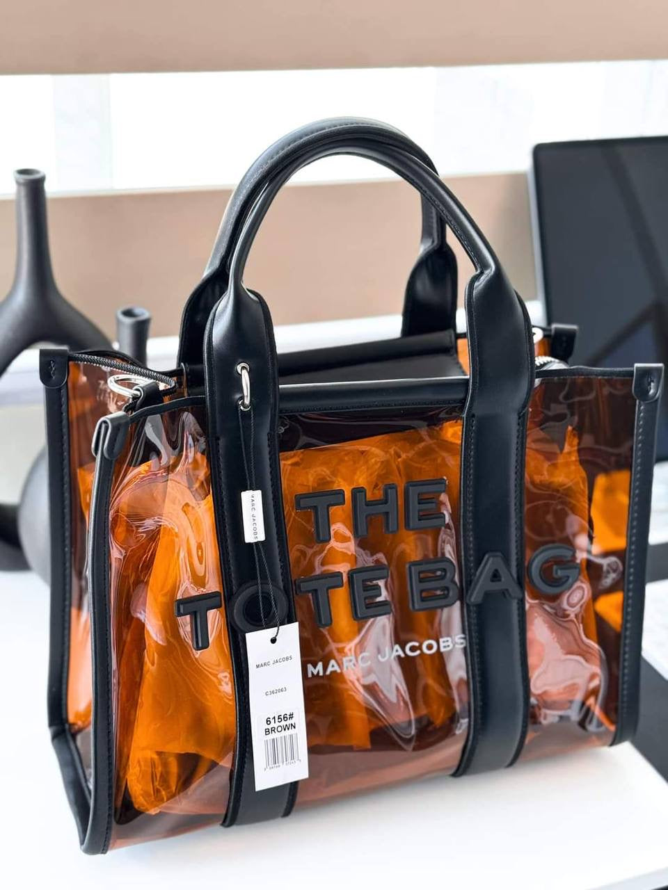MARC JACOBS ᴛʜᴇ ᴛᴏᴛᴇʙᴀɢ
ᴄᴀɴᴠᴀss & ᴛʀᴀɴsᴘᴀʀᴇɴᴛ
ᴡɪᴛʜ ᴘᴏᴜᴄʜ ᴀɴᴅ ʟᴏɴɢ sᴛʀᴀᴘ
sɪᴢᴇ : 35 cm
105 dhs🇦🇪
Zain31
♥️♥️♥️