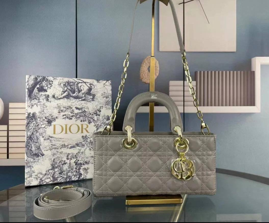 Dior
105 dhs🇦🇪
Good quality 
with box
🎁🎁🎁
Zain35
♥️♥️♥️