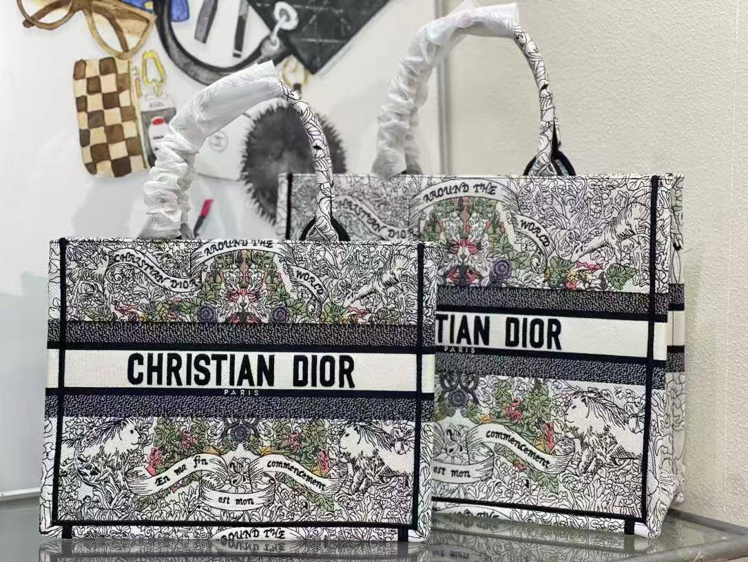 DIOR TOTE BAG 
Master 
#36cm
320 dhs🇦🇪
#42cm 
340 dhs🇦🇪
Zain228
♥️♥️♥️