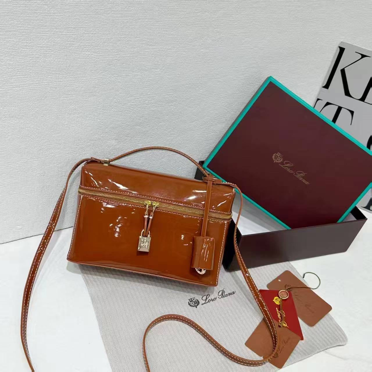 LORO PIANA GLOSSY 
GOOD QUALITY 
95 dhs🇦🇪
WITH BOX 
🎁🎁🎁
Zain28
♥️♥️♥️