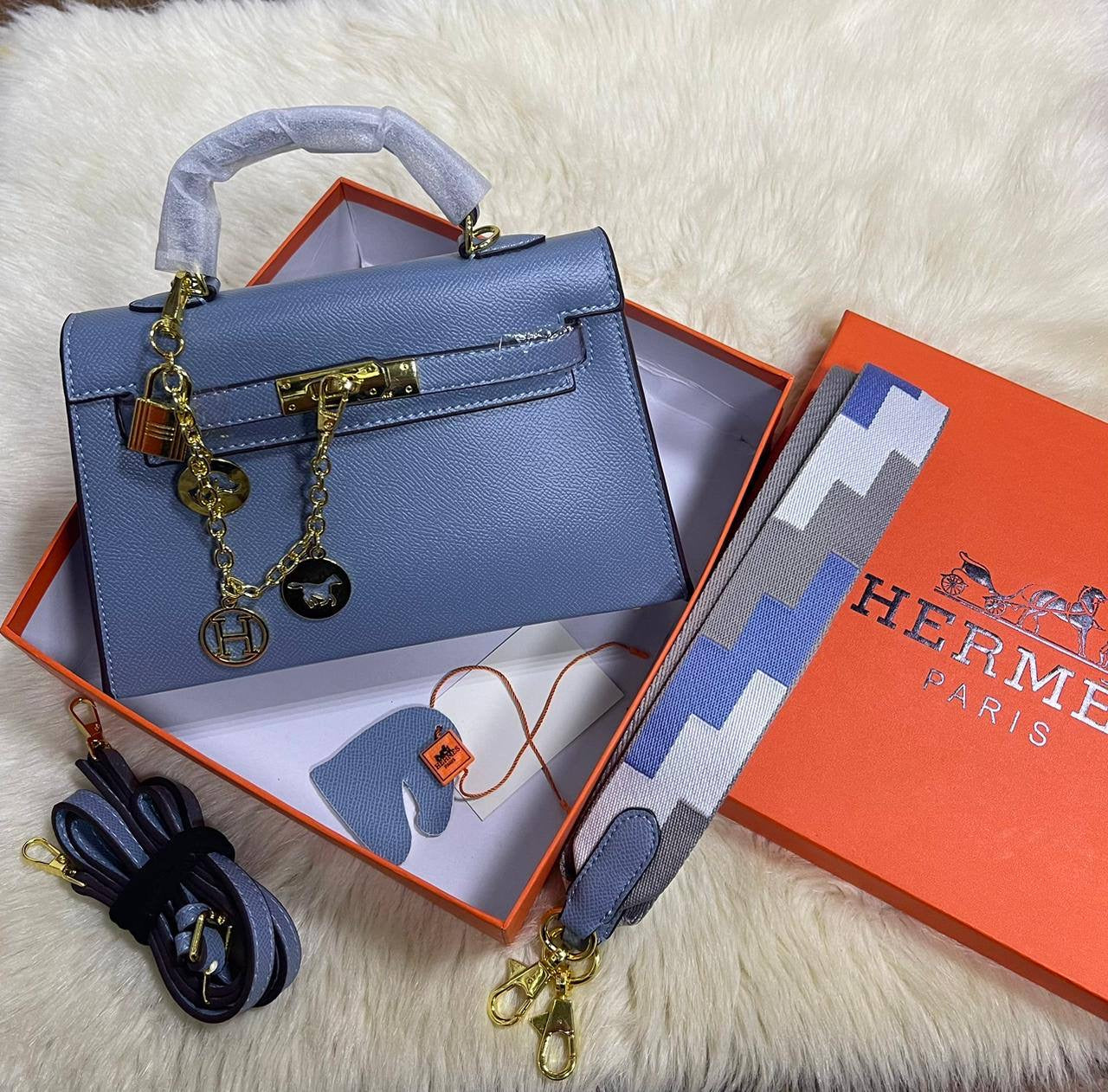 Hermes
With box 
🎁🎁🎁
100 dhs🇦🇪
Zain50
♥️♥️♥️