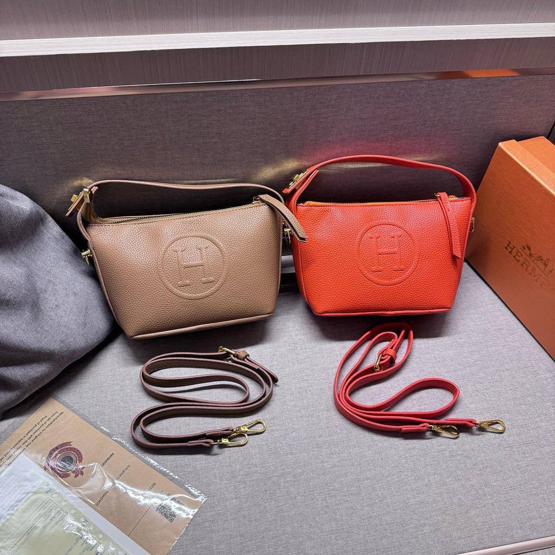 Hermes
22*14*8cm
With box 
🎁🎁🎁
60 dhs🇦🇪
Zain17
♥️♥️♥️