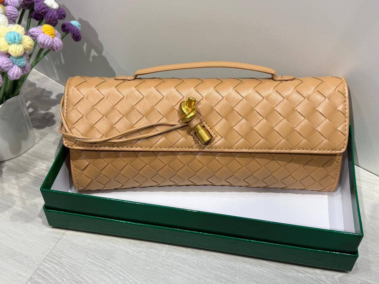 BOTTEGA
SIZE: 31*4*13cm
100 dhs🇦🇪
with box
🎁🎁🎁
Zain254
♥️♥️♥️