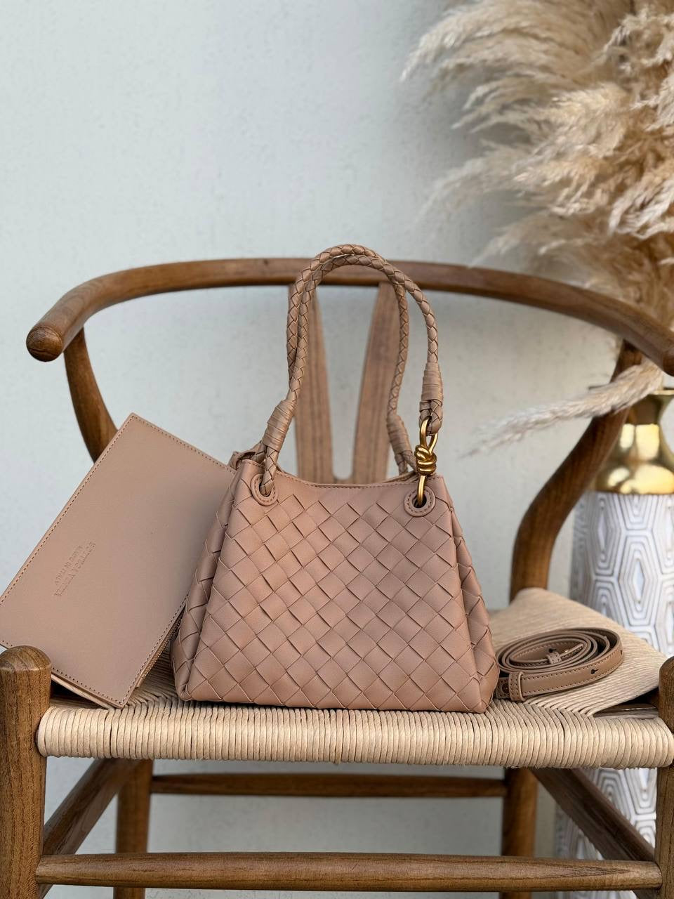 BOTTEGA VENETA
24cm
350 dhs🇦🇪
Top quality 
With box🎁
Zain167
♥️♥️♥️