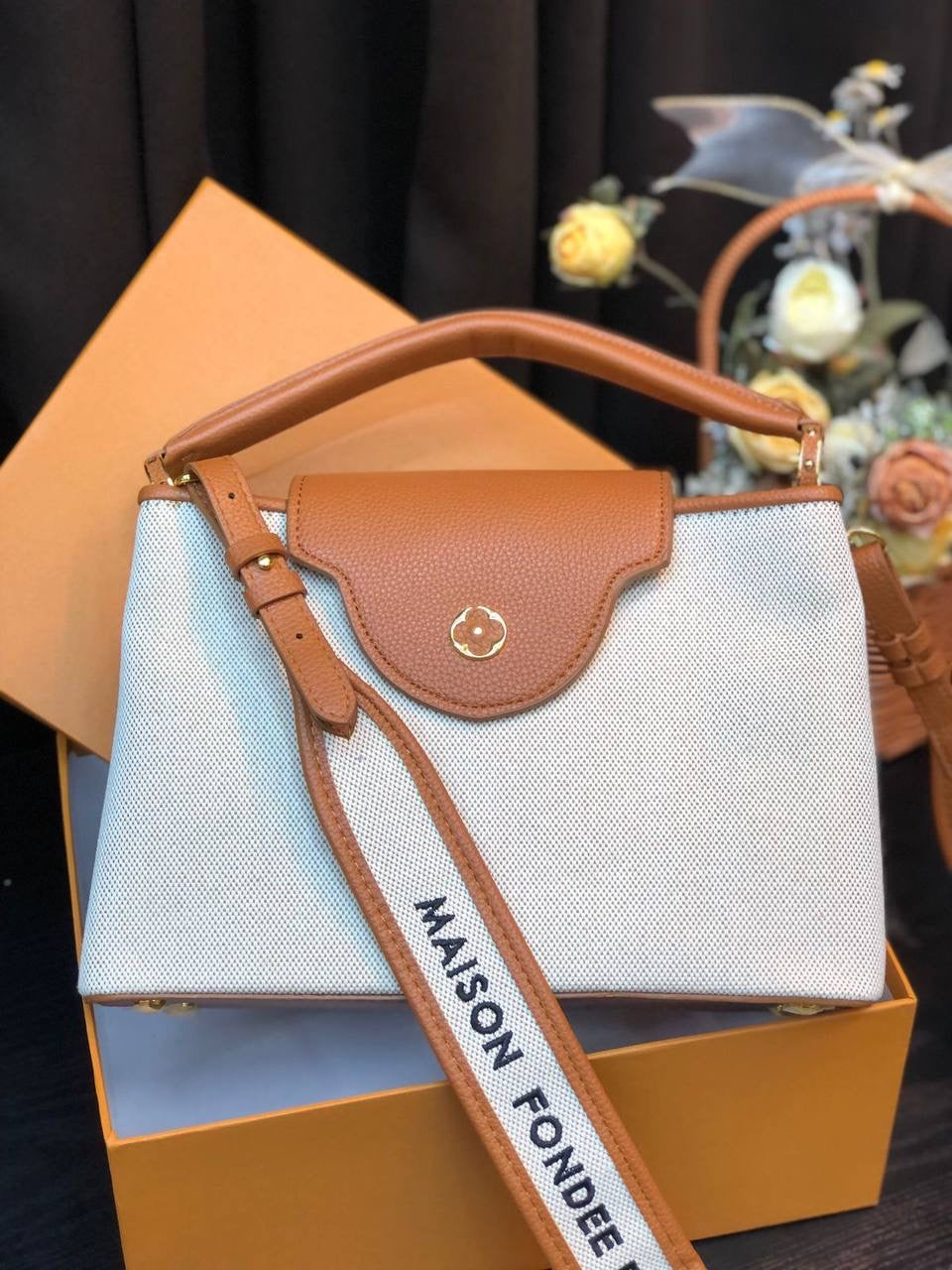 LV 
27cm 
120 dhs🇦🇪 
with box 
🎁🎁🎁
Zain254
♥️♥️♥️