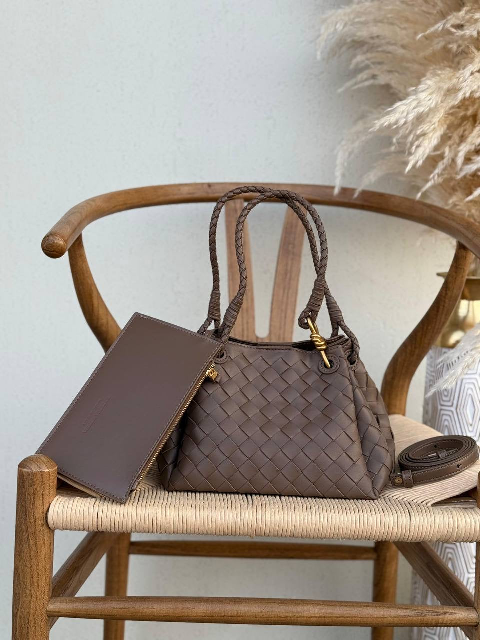 BOTTEGA VENETA
24cm
350 dhs🇦🇪
Top quality 
With box🎁
Zain167
♥️♥️♥️