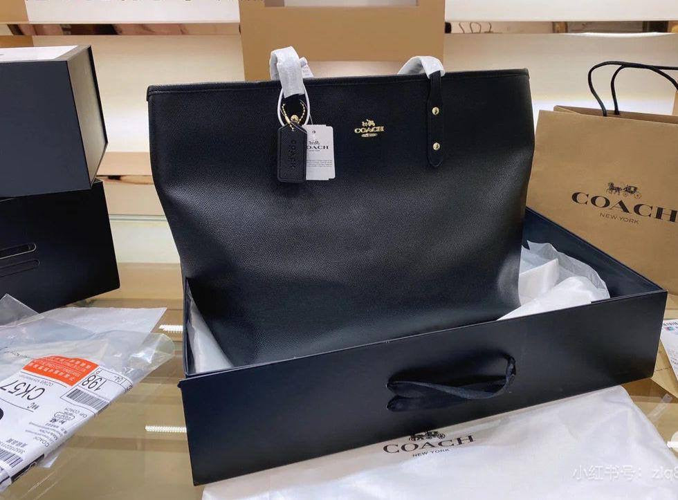 Coach Tote
Size : 33 * 27 cm
100 dhs🇦🇪
with box 
🎁🎁🎁
Zain115
♥️♥️♥️