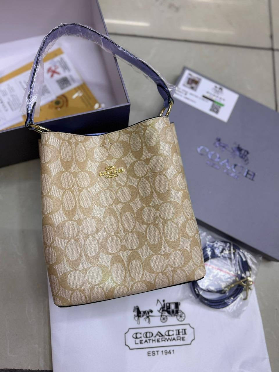 offer Coach Mollie / YSL
Size: 21.5 * 20.5  cm
80 dhs🇦🇪
with box🎁
Zain115
♥️♥️♥️