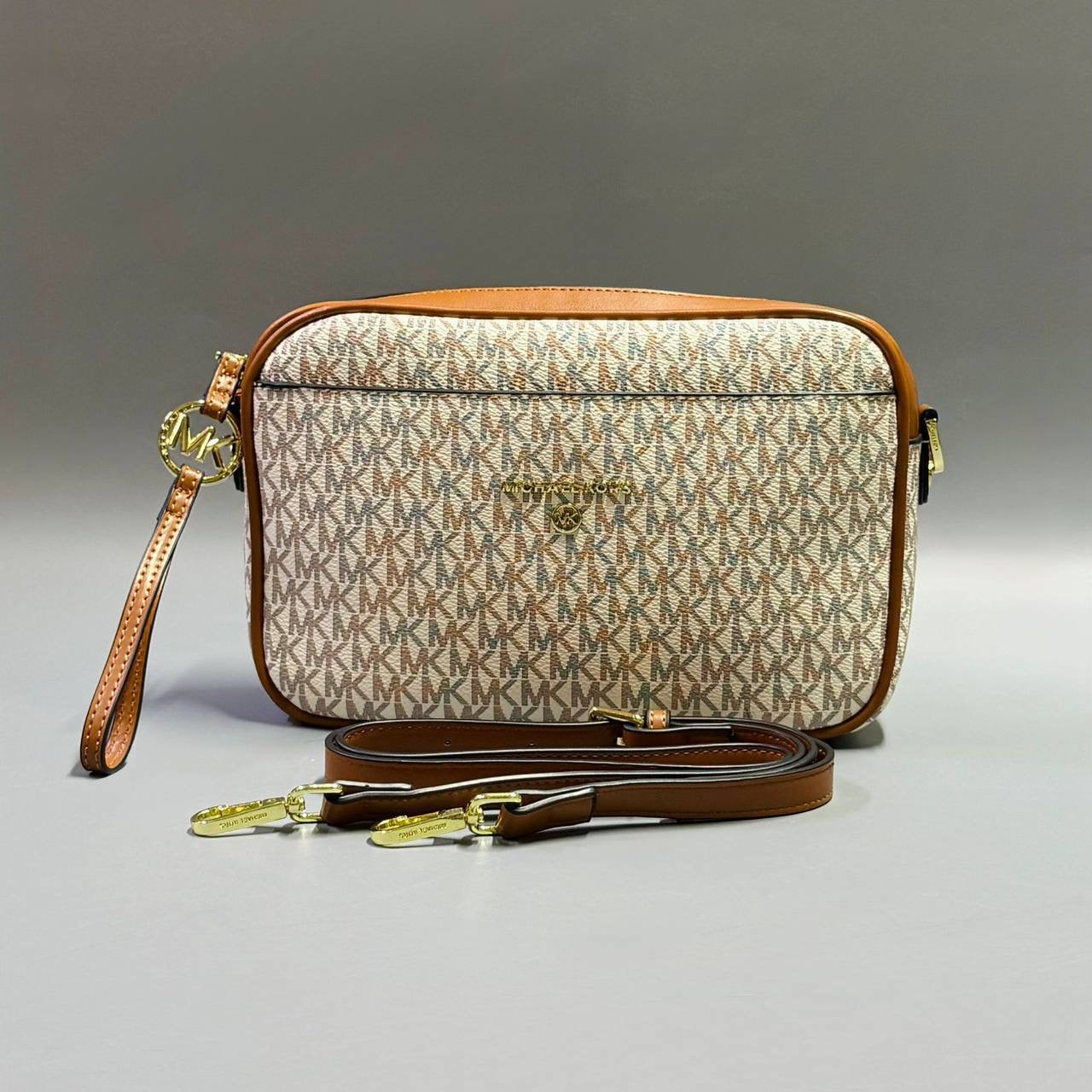 MK 
NEW CAME GOOD QUALITY  
80 dhs🇦🇪
SIZE: 25cm
Zain39
♥️♥️♥️