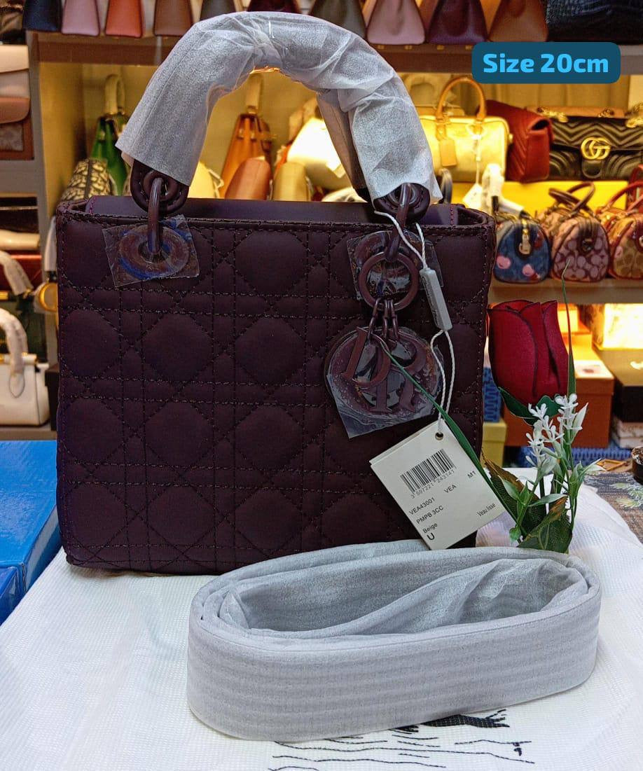 Dior
Best quality 
with box’s 
🎁🎁🎁
120 dhs🇦🇪
size 20cm
Zain158
♥️♥️♥️