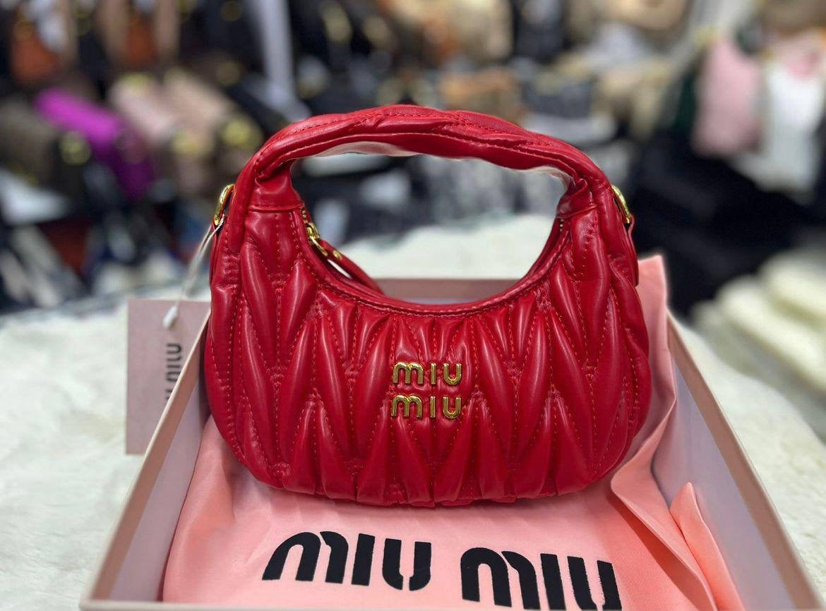 Miu Miu
With box 
🎁🎁🎁
95 dhs🇦🇪
Zain93
♥️♥️♥️