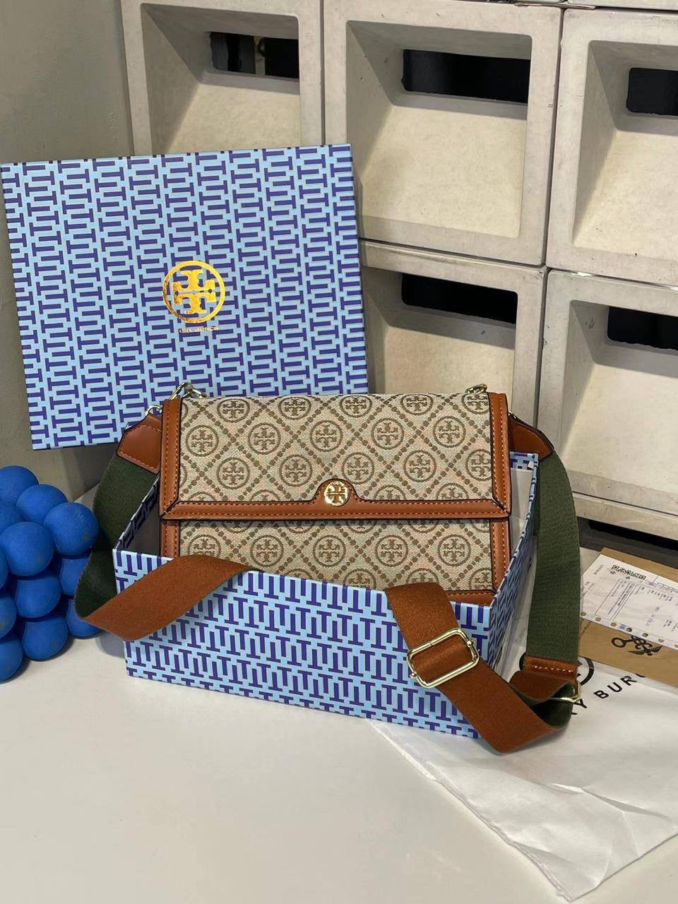 🎉 Offer 🎊 Guess / YSL / Celine / Tory Buch
Size: 27 ~ 20.5  cm
70 dhs🇦🇪
with box🎁
Zain115
♥️♥️♥️