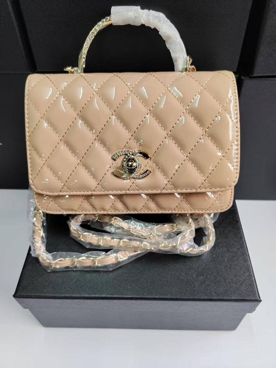 Chanel 24P
Size : 20 * 14 * 7 cm
95 dhs🇦🇪
with box 🎁
Zain115
♥️♥️♥️