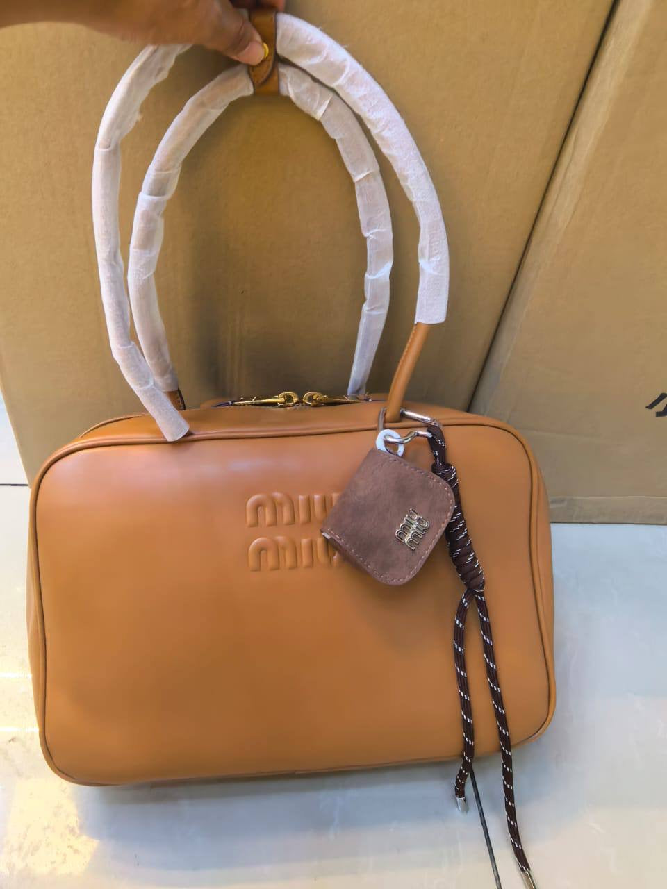 Miu Miu
Master
350 dhs🇦🇪
Add box paper bag🎁
30 dhs🇦🇪
Zain10
♥️♥️♥️