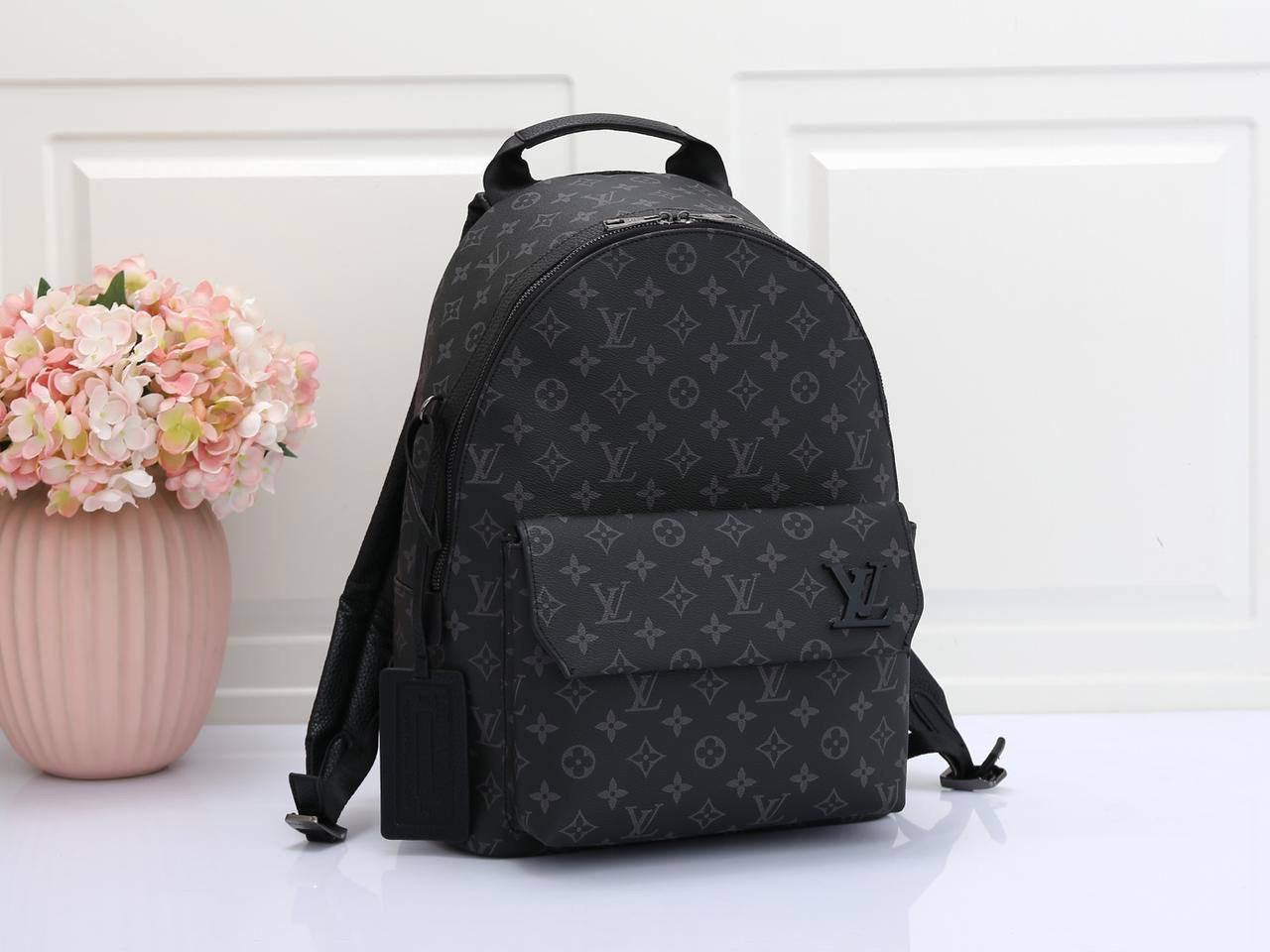 LV BACK PACK 
GOOD QUALITY 
120 dhs🇦🇪
Size 41*30*15 CM
Zain28
♥️♥️♥️