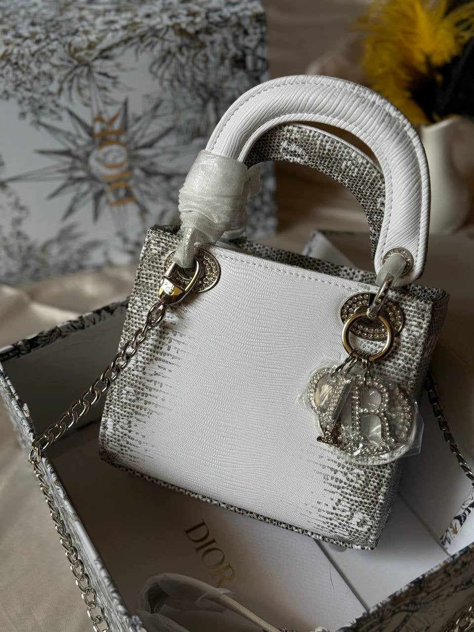 DIOR
17cm
350 dhs🇦🇪
Top quality 
With box
🎁🎁🎁
Zain167
♥️♥️♥️