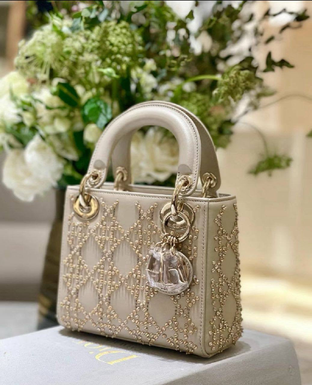 Dior - Chanel
120 dhs🇦🇪
Good quality
 with box
🎁🎁🎁
Zain35
♥️♥️♥️