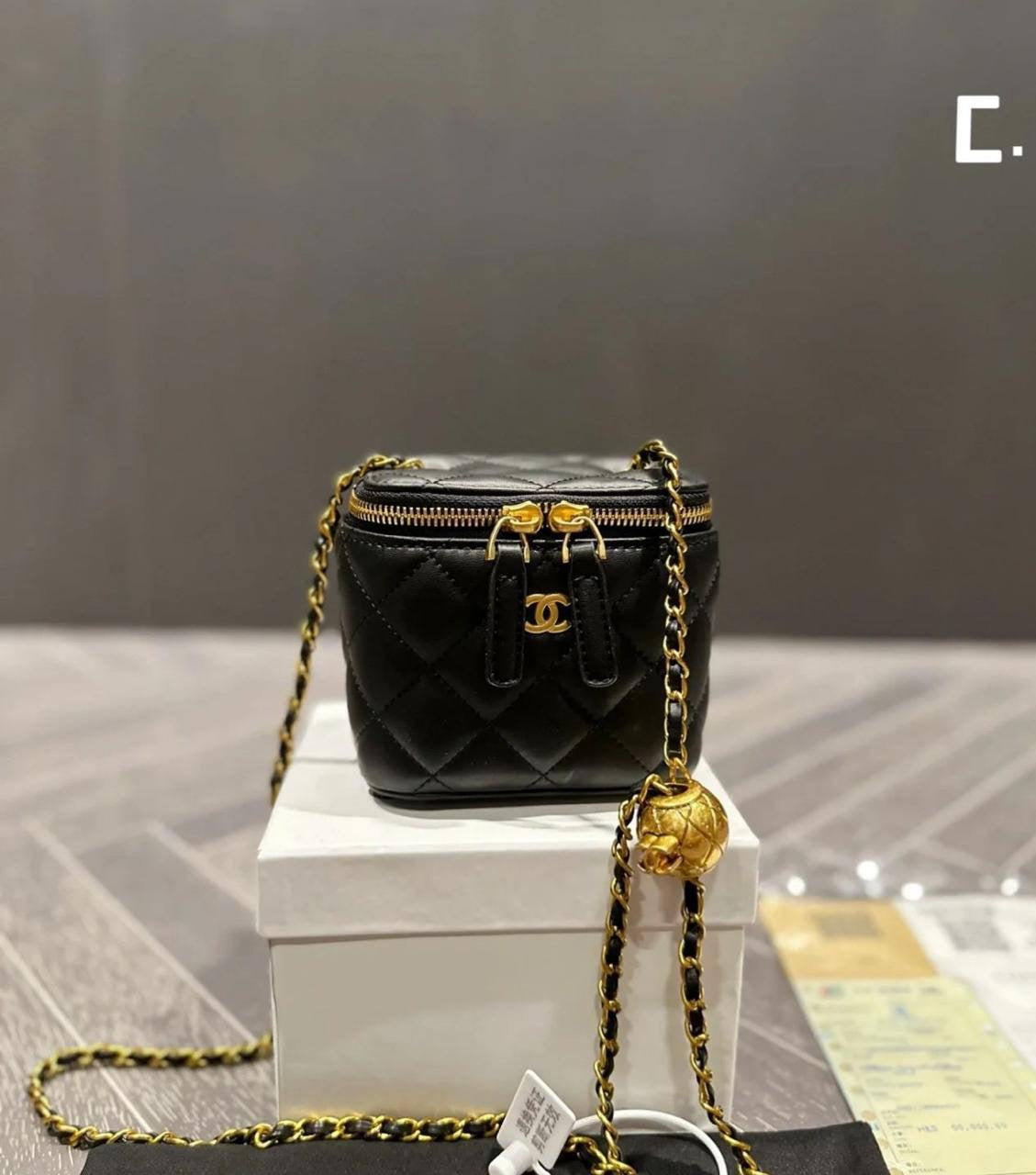 Chanel mini
Size :10 * 8 cm
95 dhs🇦🇪
with box 🎁
Zain115
♥️♥️♥️