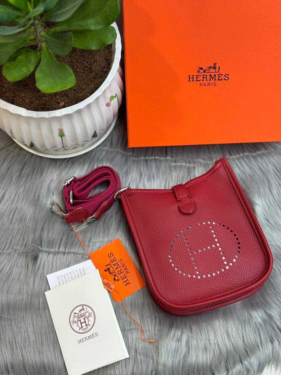 Hermes
SIZE  ………   18 CM 
90 dhs🇦🇪
with BOX
🎁🎁🎁
Zain51
♥️♥️♥️