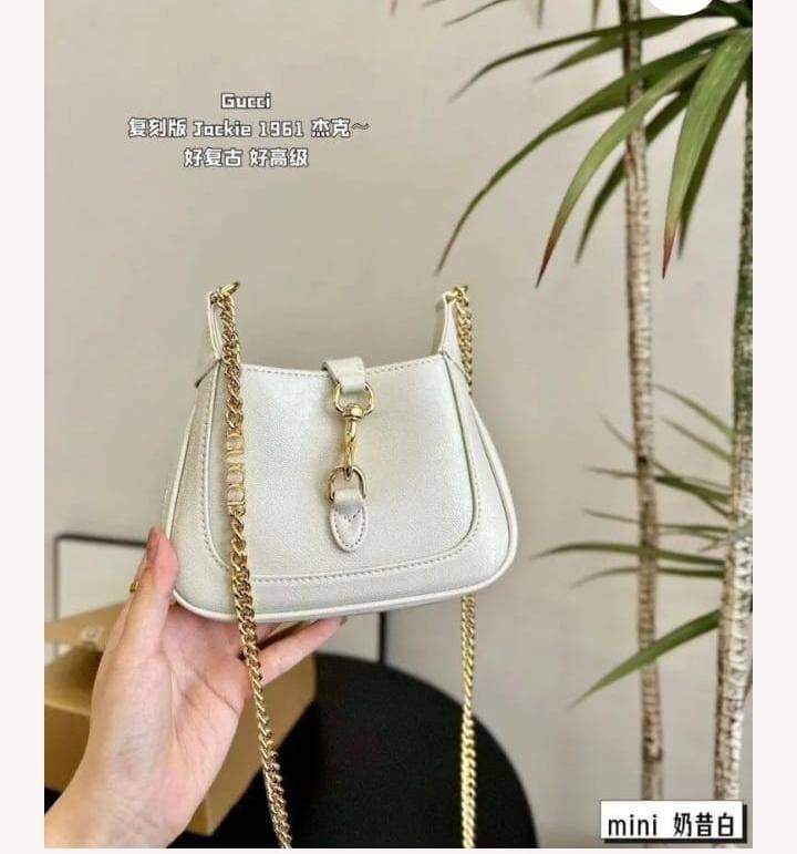 GUCCI Master
18CM  
220 dhs🇦🇪  
WITH BOX 
🎁🎁🎁
Zain131
♥️♥️♥️