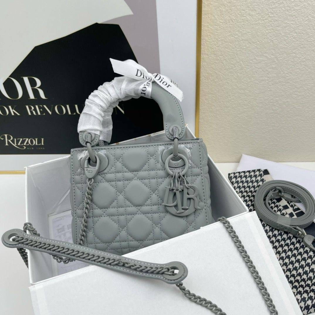 LADY DIOR Master
260 dhs🇦🇪
#withbox
🎁🎁🎁
#17cm..
Zain228
♥️♥️♥️
