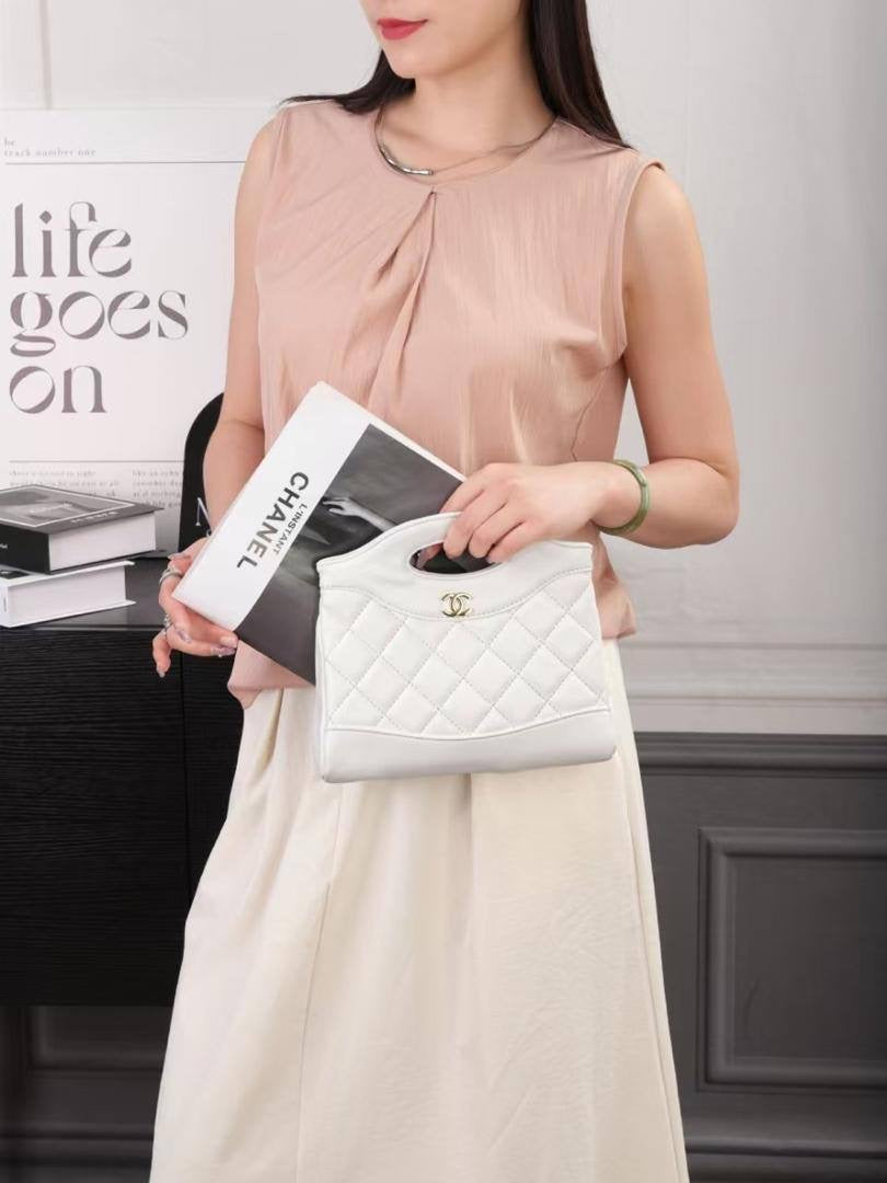 Chanel
95 dhs🇦🇪
high quality 
With box
🎁🎁🎁
Zain217
♥️♥️♥️