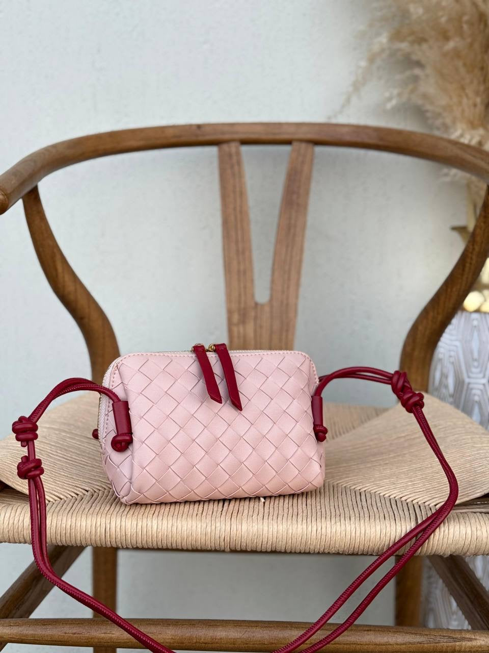 Available again✨✨✨
BOTTEGA VENETA
18cm
330 dhs🇦🇪
Top quality 
With box🎁
Zain167
♥️♥️♥️