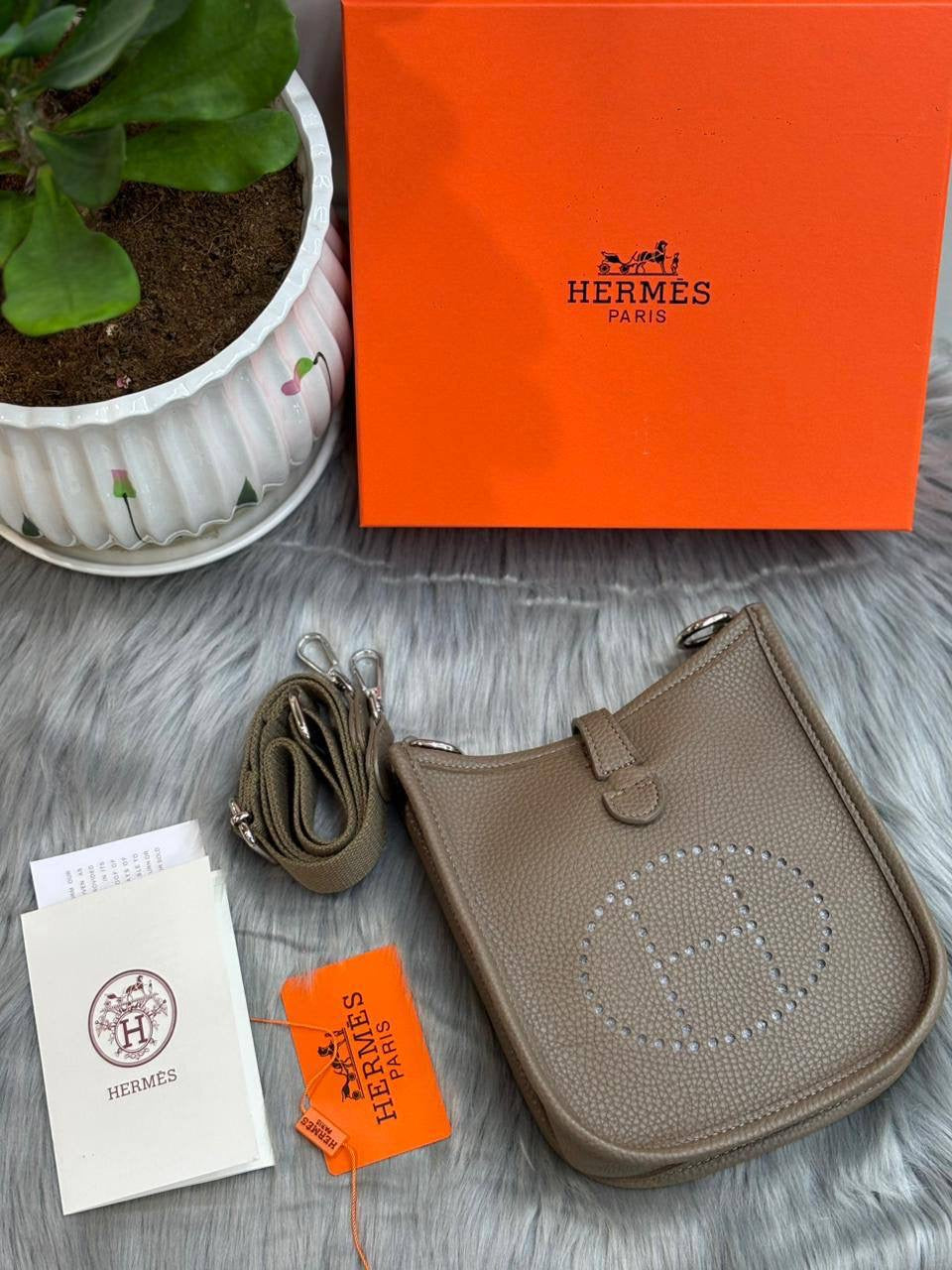 Hermes
SIZE  ………   18 CM 
90 dhs🇦🇪
with BOX
🎁🎁🎁
Zain51
♥️♥️♥️