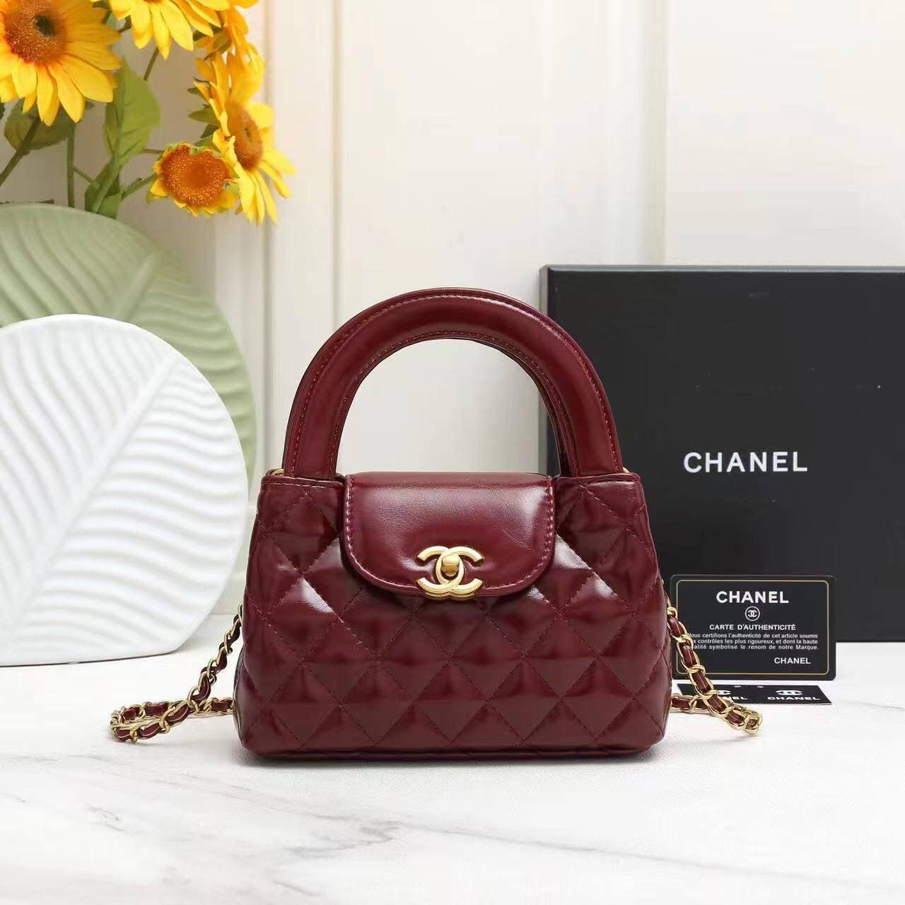 Chanel 
100 dhs🇦🇪
with box
🎁🎁🎁
size 20×6×13cm
Zain42
♥️♥️♥️