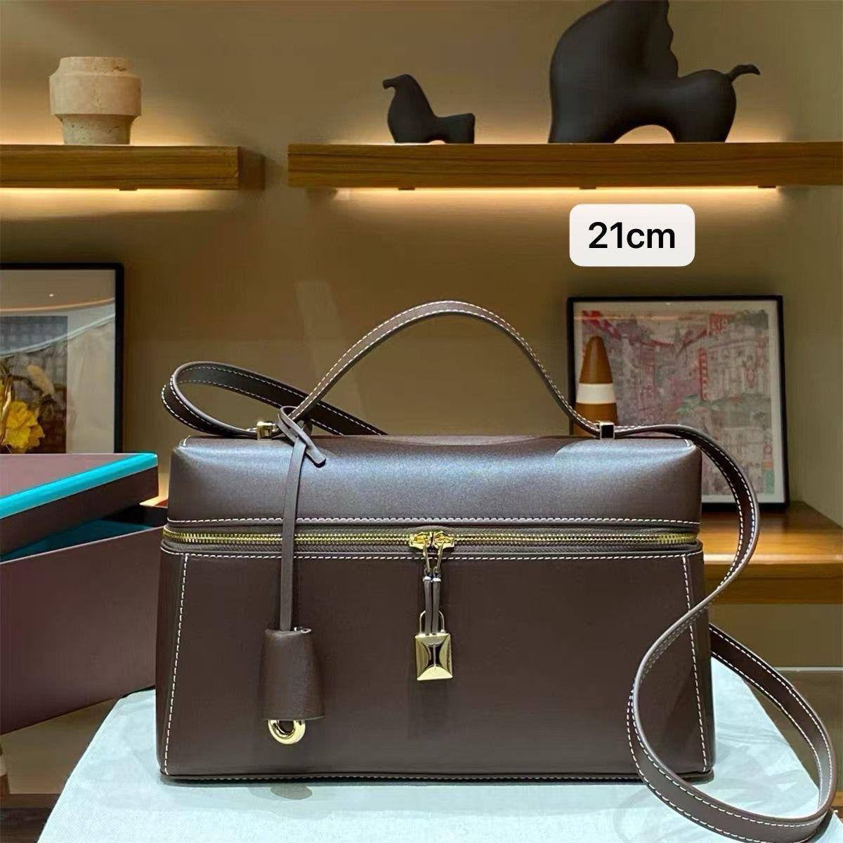 🎉 Offer 🎊  Loro Piana
High Quality 
Size : 19 *  12.5 * 7 cm
70 dhs🇦🇪
Zain115
♥️♥️♥️