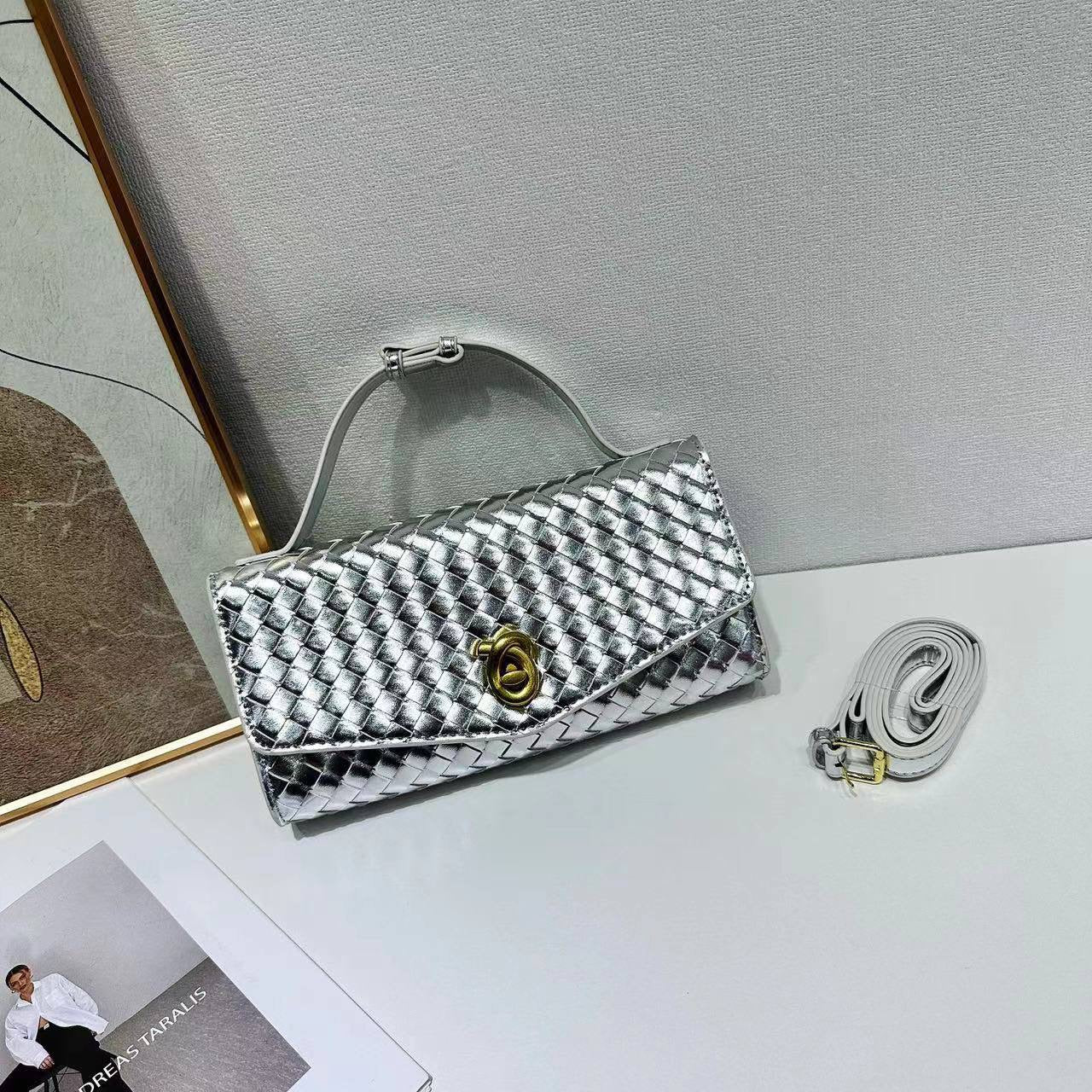 Bottega
WITH BOX 
🎁🎁🎁
95 dhs🇦🇪
Zain154
♥️♥️♥️