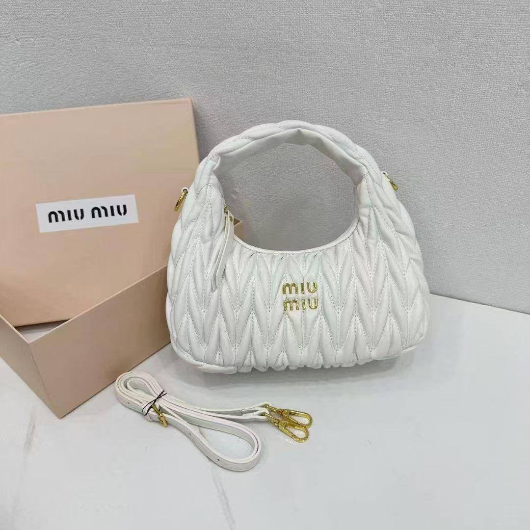 Miu Miu
with box
🎁🎁🎁
95 dhs🇦🇪
20 cm 
Zain253
♥️♥️♥️