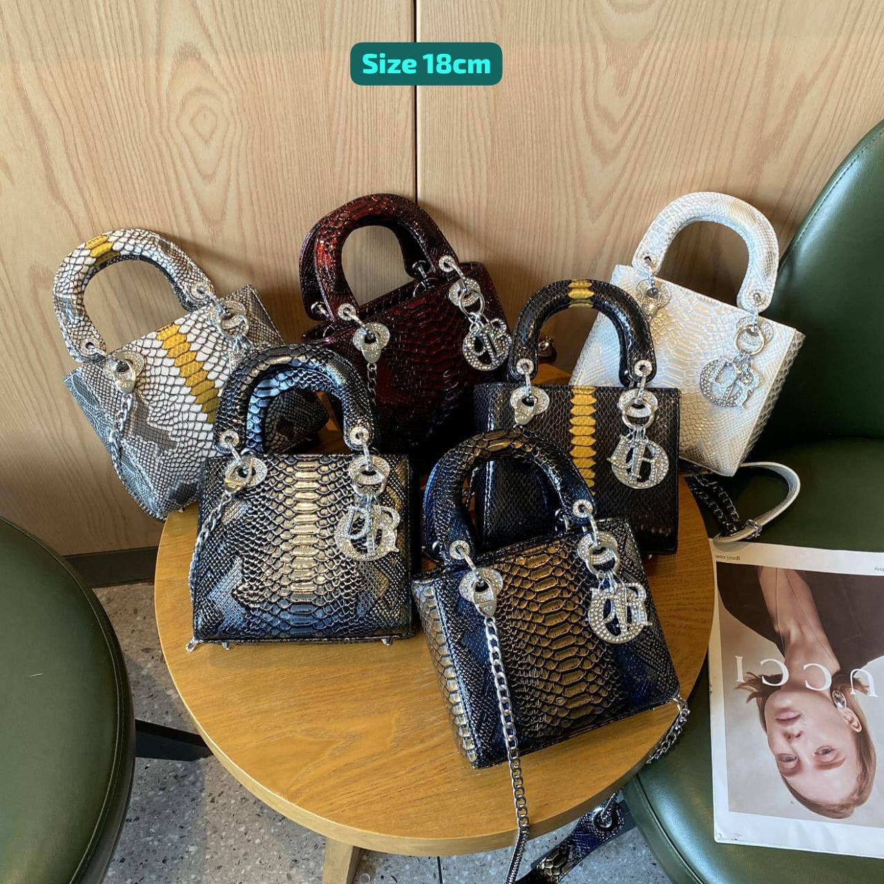 Dior
Good quality 
with box 
🎁🎁🎁
120 dhs🇦🇪
Zain168
♥️♥️♥️