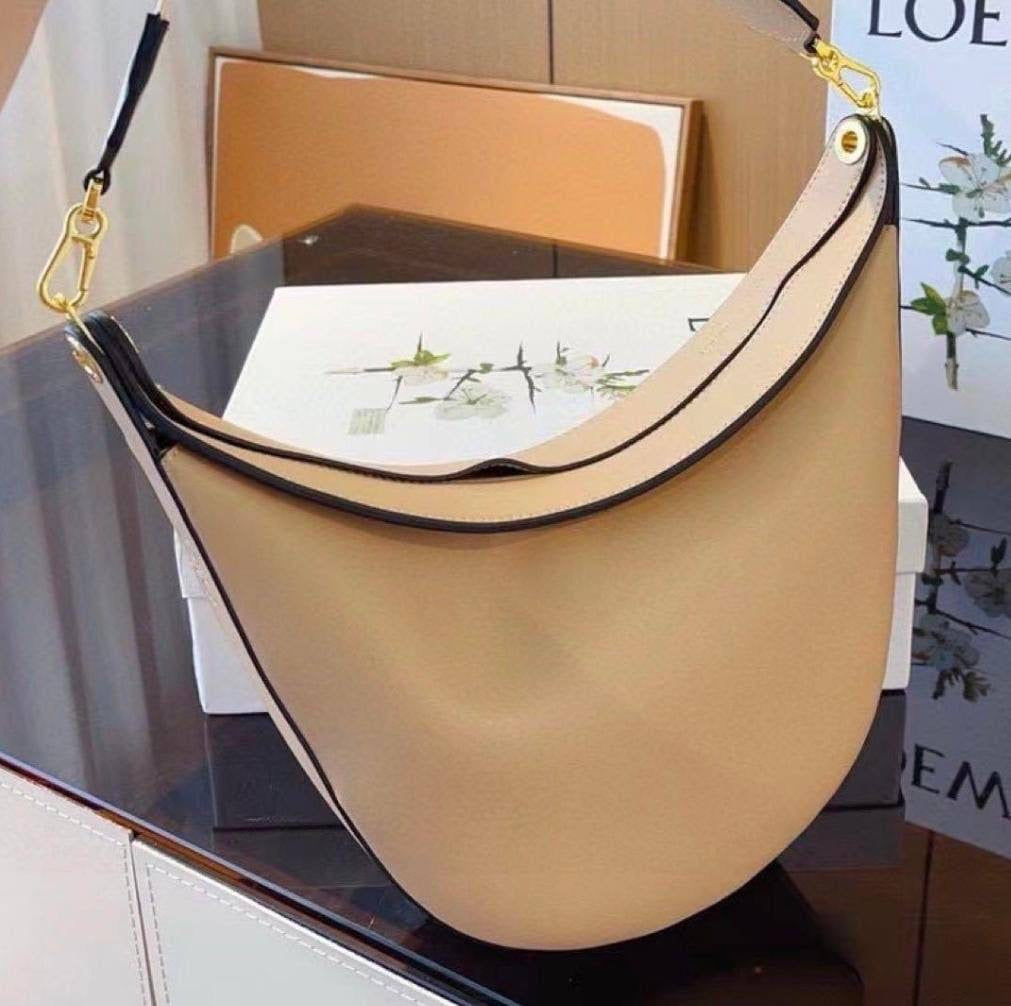 LOEWE 
COPY ONE 
BIG OFFER *WITH BOX 
🎁🎁🎁
120 dhs🇦🇪
Zain39
♥️♥️♥️