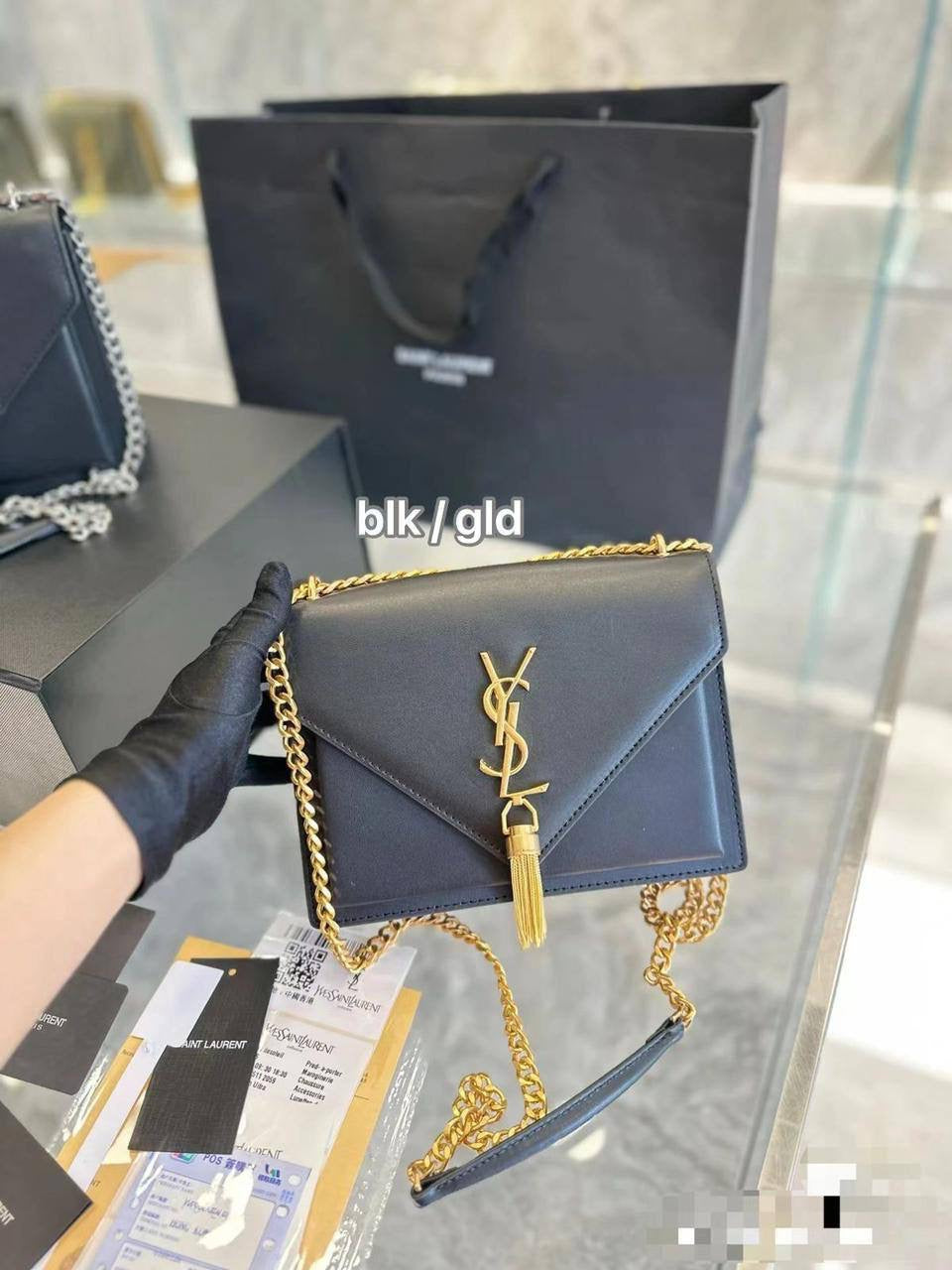 🎉 Offer 🎊  YSL Sunset 
Size : 22 * 16 cm
70 dhs🇦🇪
with box 🎁
Zain115
♥️♥️♥️