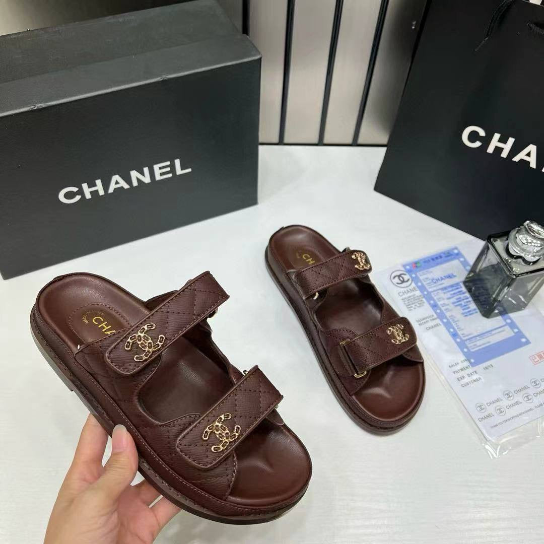 NEW CAME 
CHANEL SLIPPER 
GOOD QUALITY 
110 dhs🇦🇪
36 TO 41 NEW CAME 
Zain40
♥️♥️♥️