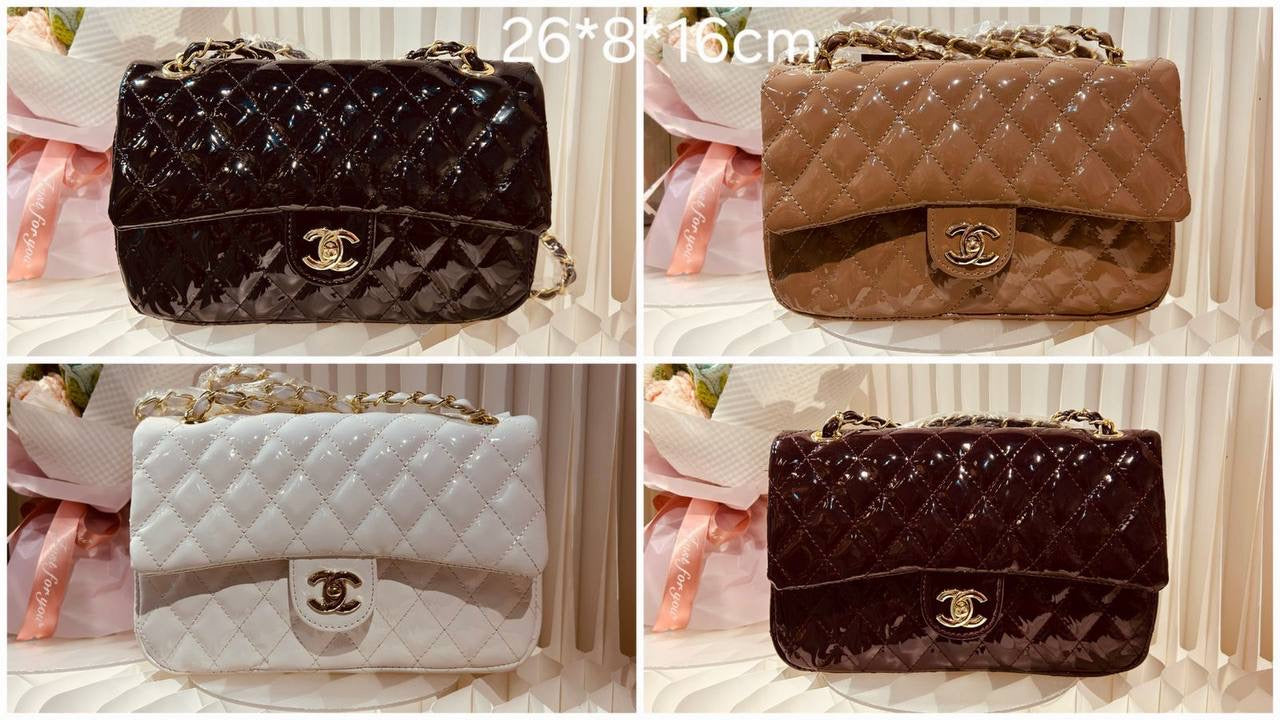 CHANEL 
26*8*16cm
100 dhs🇦🇪
with box
🎁🎁🎁
Zain254
♥️♥️♥️