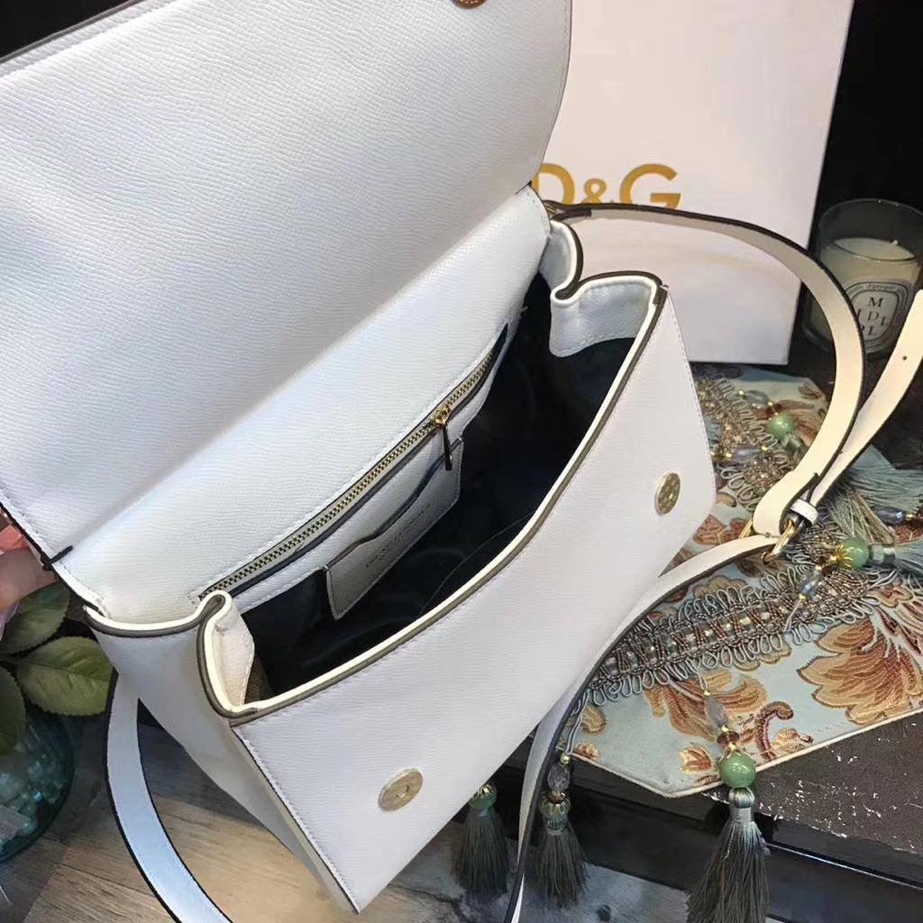 D&G
100 dhs🇦🇪
with box
🎁🎁🎁
size 20cm
Zain26
♥️♥️♥️