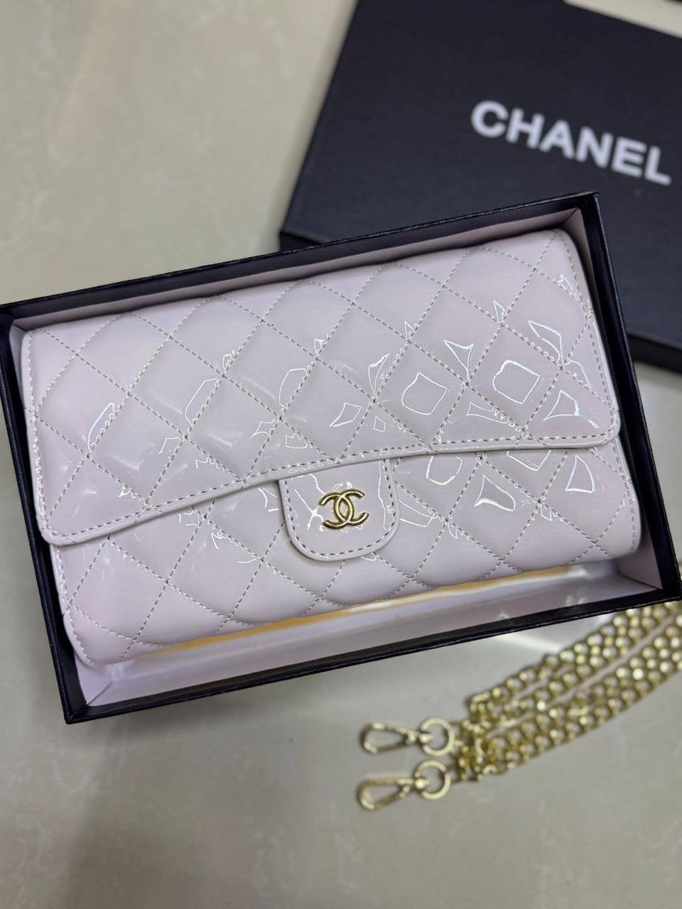 Chanel CF
Size : 23 * 14 cm
85 dhs🇦🇪
with box
 🎁🎁🎁
Zain115
♥️♥️♥️